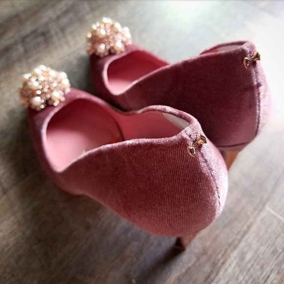 🚫SOLD🚫NEW TED BAKER JEWELED VELVET PUMPS - Picture 5 of 8
